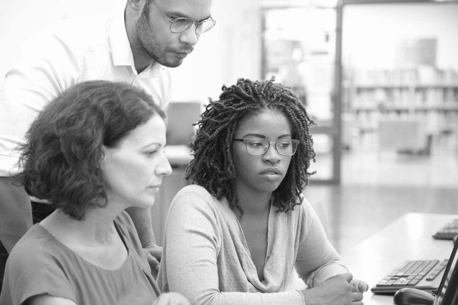 Personas aprendiendo sobre finanzas